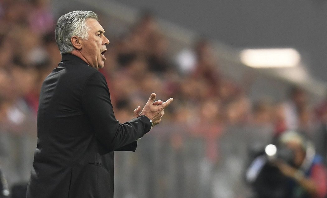Trenér Bayernu Mnichov Carlo Ancelotti si utkání s Rostovem mohl v klidu užít