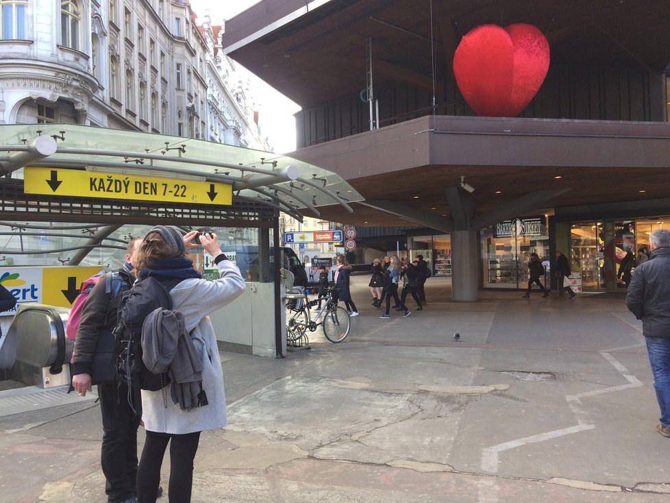 Neobvyklou instalaci si prohlížejí turisté i kolemjdoucí.