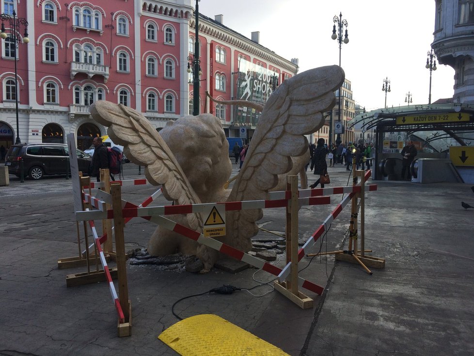 Instalace je pojata tak, jako by ze země uprostřed staveniště vylézal Amorek, symbol lásky.