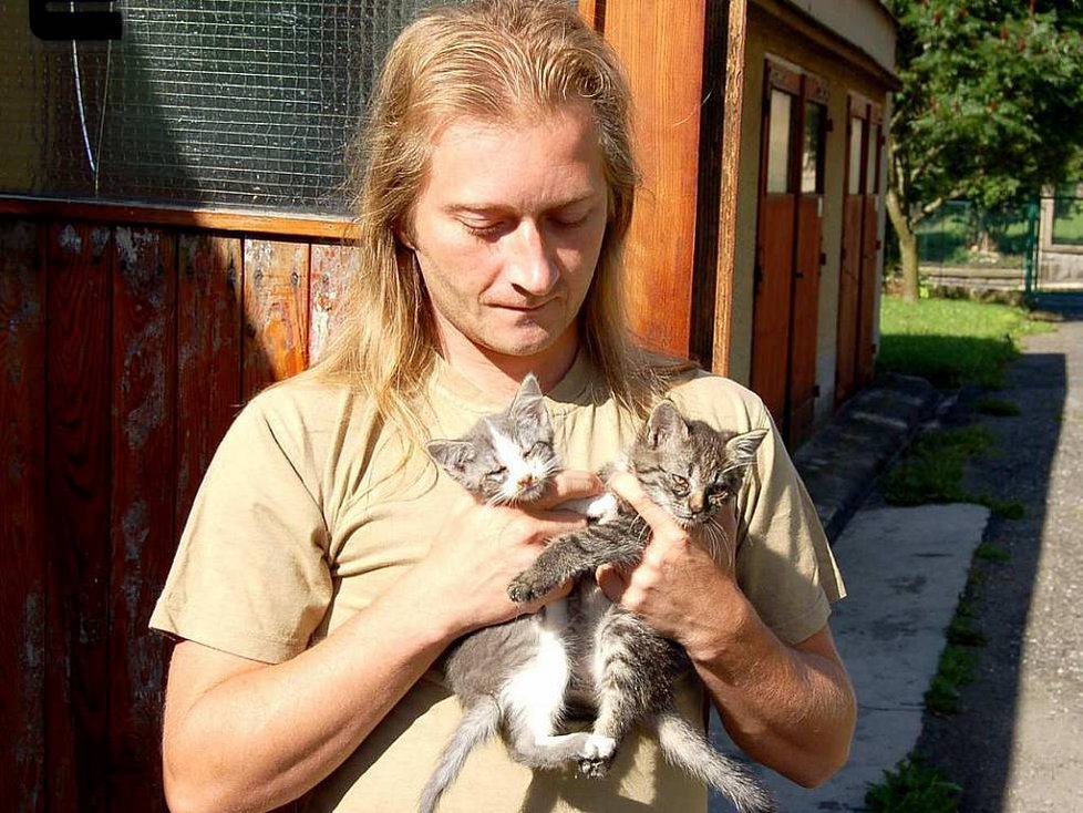 Marek Hodan při záchraně koťat, které někdo zavázal do pytle a pohodil v lese.