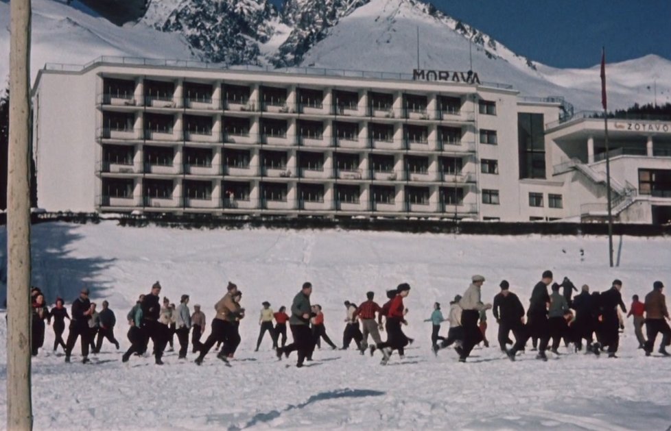 Ranní rozcvička z filmu Anděl na horách se natáčela pře hotelem Morava ve Vysokých Tatrách.