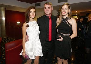 Herce doprovodila dcera Anička (vlevo) a přítelkyně Jitka (vpravo).