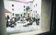 Nejdražší dekorací vyrobenou pro film bylo náměstí s tržištěm a obchody na hradě Ledči nad Sázavou. Výroba kulis a dekorací trvala tři měsíce včetně ateliérových staveb,