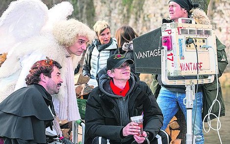 Režisér Jiří Strach s hlavními hrdiny sleduje právě natočené záběry.