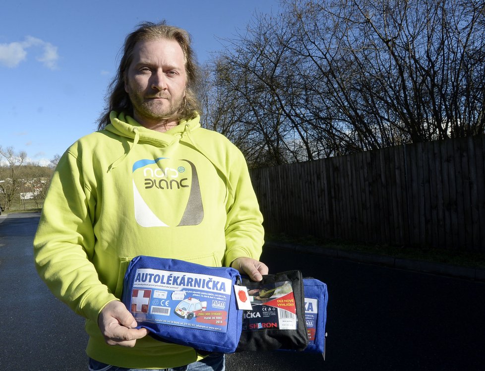 Marek Hodan (35) potkává nehody tak často, že si raději auto vybavil více lékárničkami.