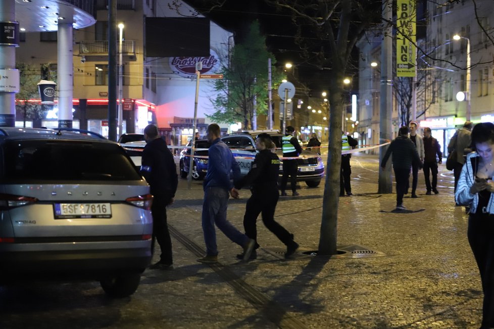 Na ulici na pražském Andělu ležel zraněný muž. Byl pobodaný. (23. dubna 2023)
