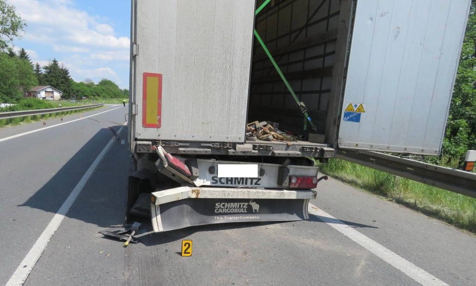 Nehoda u Horšovského Týna, u které „anděl z BMW“ pomáhal.