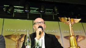 Anděly 2012 ovládli pankáči Pipes and Pints. Na snímku Lešek Wronka, ředitel vyhlašující agentury Lewron Music center se soškou Anděla