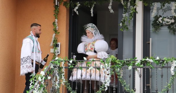 Starší stárek Radim Silnica (25) přichází ve Veselí nad Moravou pro starší stárku Annu Van Loon (23).