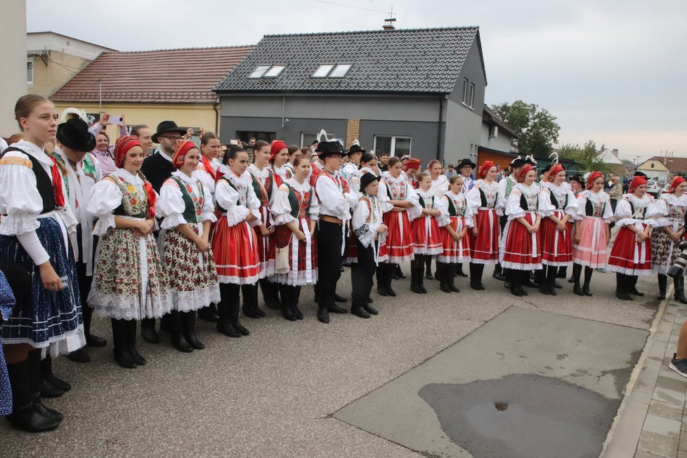 Chasa složená hlavně z členů folklorních souborů Radošov a Štěpnička u domu starší stárky Anna Van Loon (23) ve Veselí nad Moravou.
