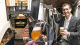 Z „ajťáka“ sládkem? Milan (35) ve sklepě na Andělu vybudoval osobitý minipivovar, vaří pivo s kolagenem