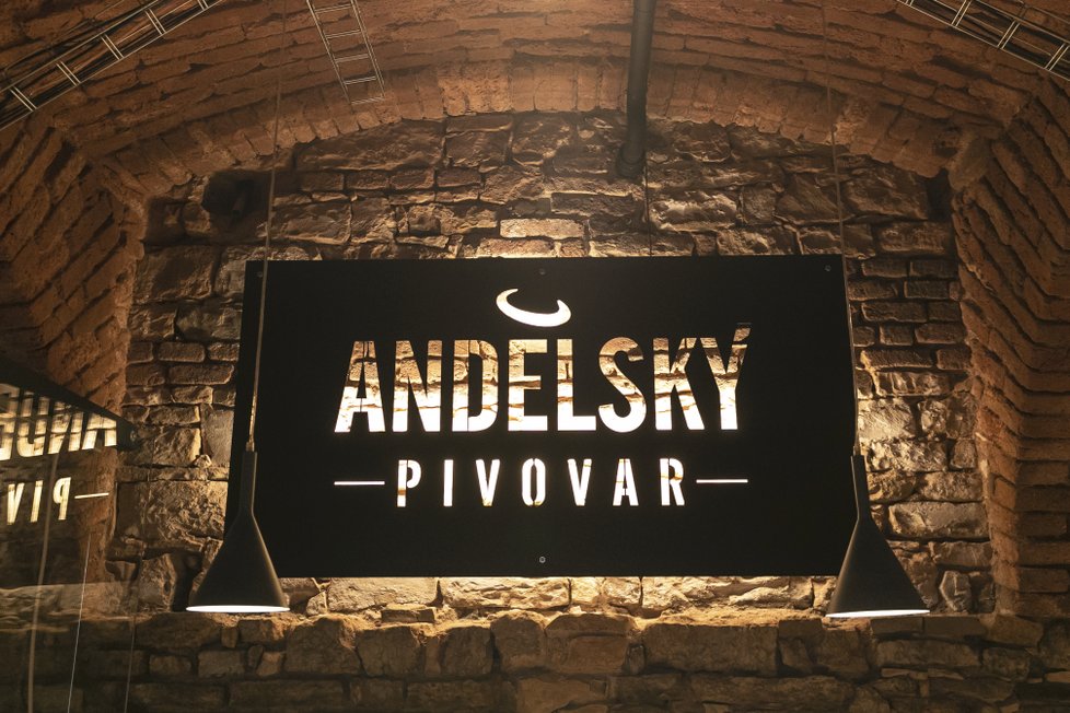 Logo Andělského pivovaru se vykazuje názornou dvojznačností. Někteří nad písmenem &#34;e&#34; hledají rohy, jiní andělskou svatozář.