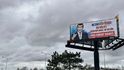 Billboard Andreje Babiše, ve kterém se vymezuje proti Petru Pavlovi před druhým kolem prezidentských voleb