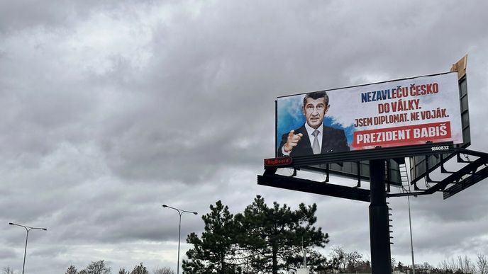 Billboard Andreje Babiše, ve kterém se vymezuje proti Petru Pavlovi před druhým kolem prezidentských voleb