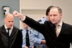 Gesto šílence? Terorista Breivik v soudní síni v Oslu