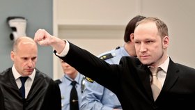 Gesto šílence? Terorista Breivik v soudní síni v Oslu