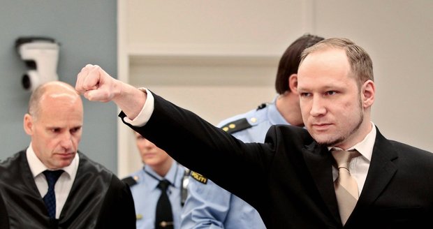 Gesto šílence? Terorista Breivik v soudní síni v Oslu