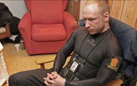 Terorista Breivik jen minuty poté, co sprovodil ze světa 77 lidí.