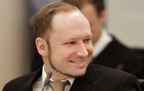 Vrah Anders Breivik byl včera samý úsměv...