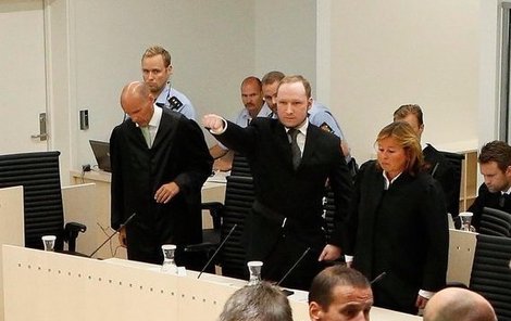 Breivik po příchodu do soudní síně.