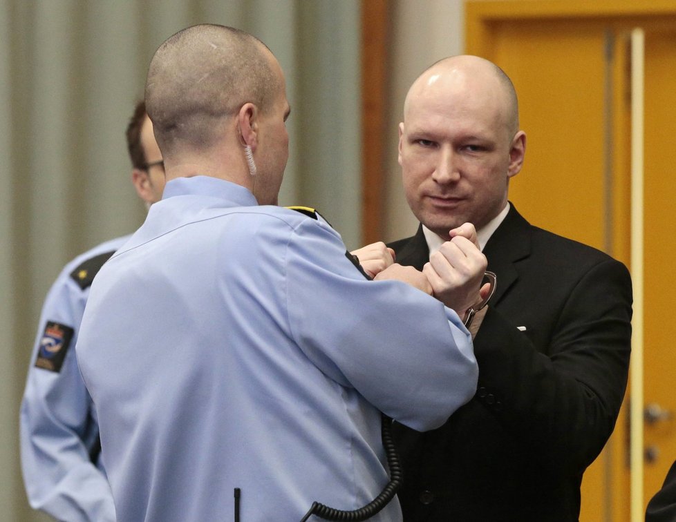 Breivik se vrátil před soud: Uvedl se nacistickým pozdravem.