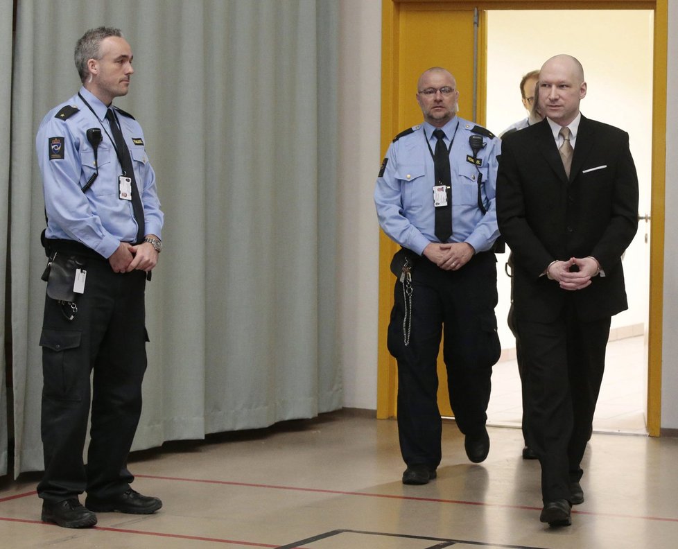 Breivik se vrátil před soud: Uvedl se nacistickým pozdravem.