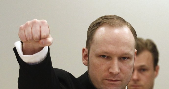 Podle expertů si Breivik vytváří zdviženou pravicí zaťatou v pěst vlastní značku.