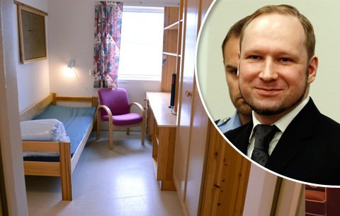 Terorista Breivik má ve vězení relativní pohodlí, přesto se chce soudit.