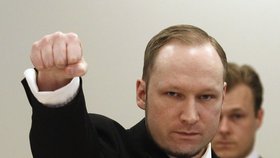 Podle expertů si Breivik vytváří zdviženou pravicí zaťatou v pěst vlastní značku.