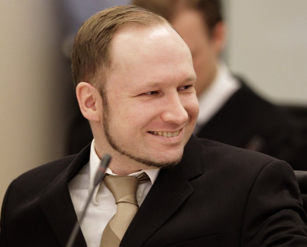 Breivik u soudu rozdával úsměvy na všechny strany.