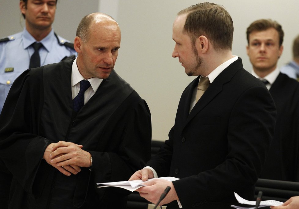 Anders Breivik se radí se svým advokátem.