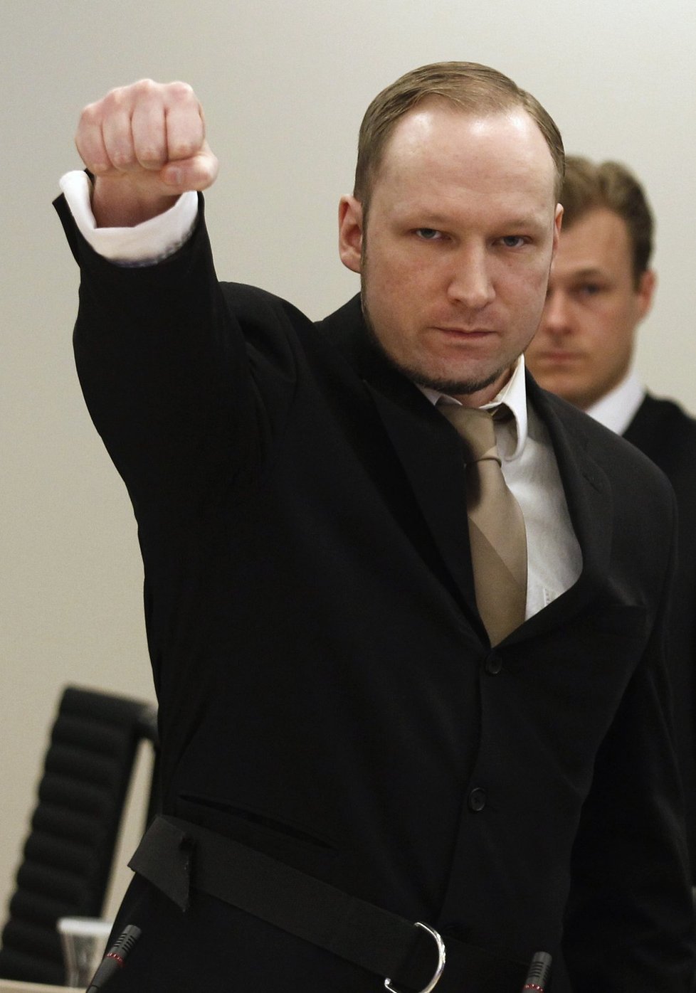 Podle expertů si Breivik vytváří zdviženou pravicí zaťatou v pěst vlastní značku.