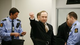 Masový vrah Anders Breivik salutuje v soudní síni v norském Oslu se zaťatou pěstí. Minulé léto zmasakroval 77 lidí