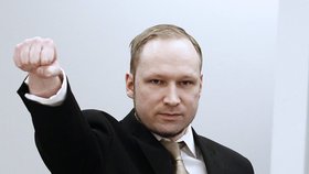 Gesto masového vraha Breivika při příchodu do soudní síně