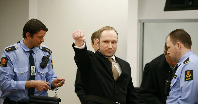 Masový vrah Anders Breivik salutuje v soudní síni v norském Oslu se zaťatou pěstí. Minulé léto zmasakroval 77 lidí