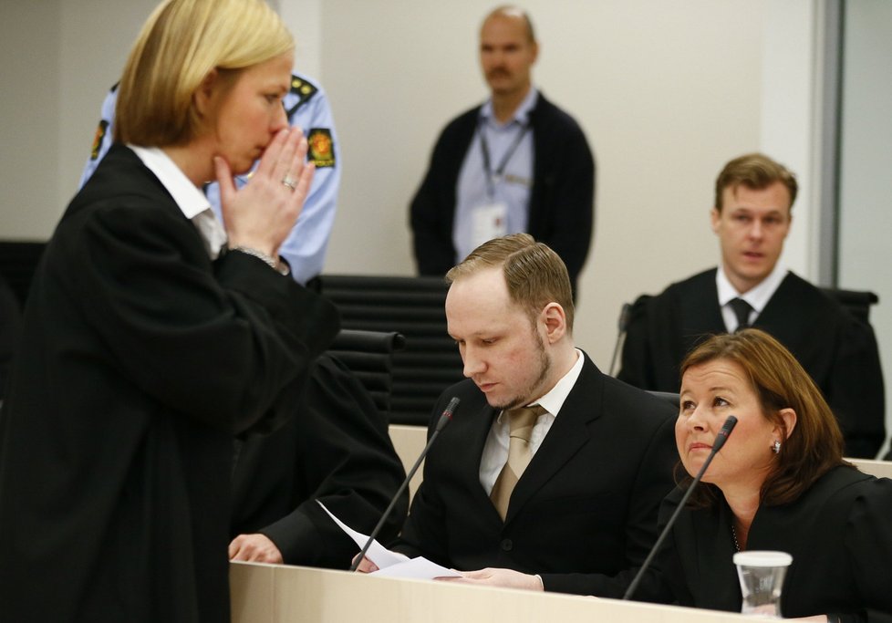 Breivik si čte u soudu v norském Oslu dokumenty o jeho případu