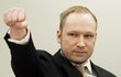 Breivik opět pozdravil soud zdviženou pravicí s rukou v pěst, tedy pozdravem pravicových extremistů.