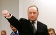 Breivik po příchodu do soudní síně.