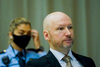 Masový vrah Breivik, co zabil 77 osob, se ozval z vězení: Žaluje stát za porušování lidských práv