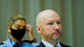 Masový vrah Breivik, co zabil 77 osob, se ozval z vězení: Žaluje stát za porušování lidských práv