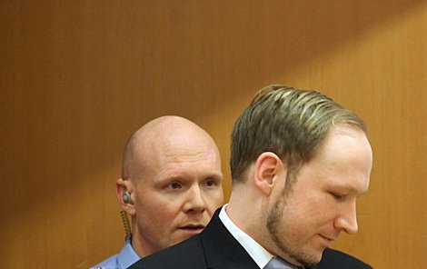 Ve vězení si Breivik nechal narůst bradku.