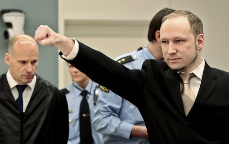 Breivik opět pozdravil soud zdviženou pravicí s rukou v pěst, tedy pozdravem pravicových extremistů.