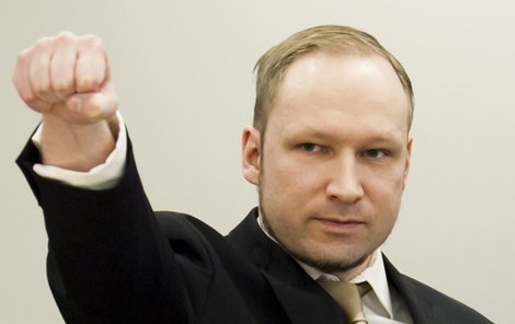 Breivik opět pozdravil soud zdviženou pravicí s rukou v pěst, tedy pozdravem pravicových extremistů.