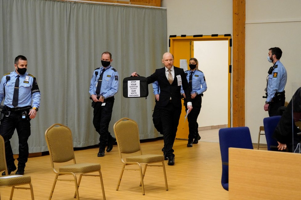 Anders Breivik u soudu