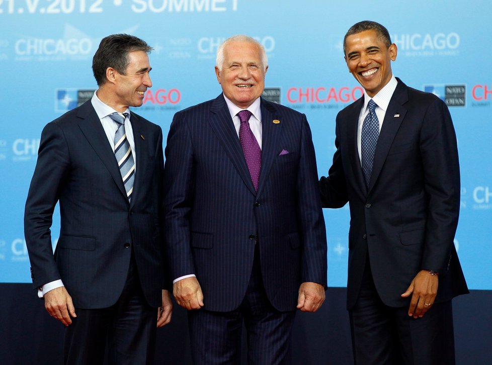 Václav Klaus na summitu NATO v Chicagu ve společnosti amerického prezidenta Baracka Obamy a Anderse Fogha Rasmussena, generálního sekretáře NATO (vlevo)