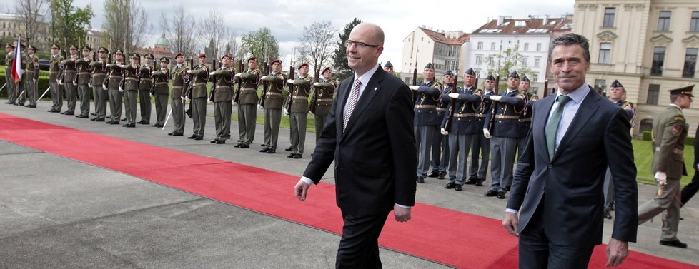 Premiér Bohuslav Sobotka přivítal v Praze šéfa NATO Rasmussena