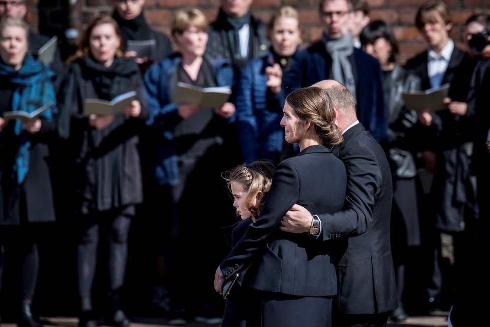 Pohřeb dánských dětí, které zabili teroristé na Srí Lance.