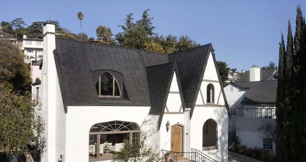 Dům v typickém tudorovském stylu by krásně zapadl na anglický venkov.