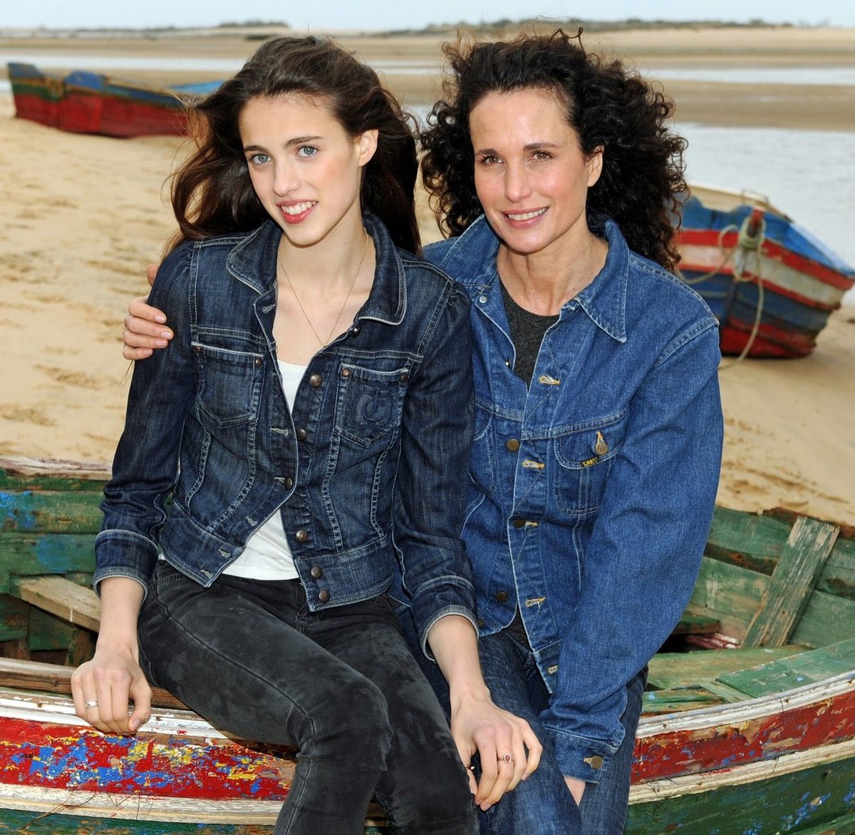 Americká herečka Andie MacDowell vzala svoji krásnou dceru Sarah Margaret Qualley na golfový turnaj Hermes Eagles Presidents Cup 2011 v Portugalsku.