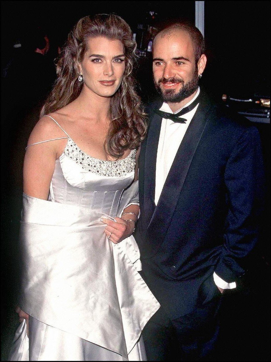 Brooke Shields a Andre Agassi se dali dohromady v roce 1990. Jejich láska trvala devět let. Následně přišel rozvod a ještě ten stejný rok poznala Brooke lásku svého života, televizního scenáristu Chrise Henchyho.